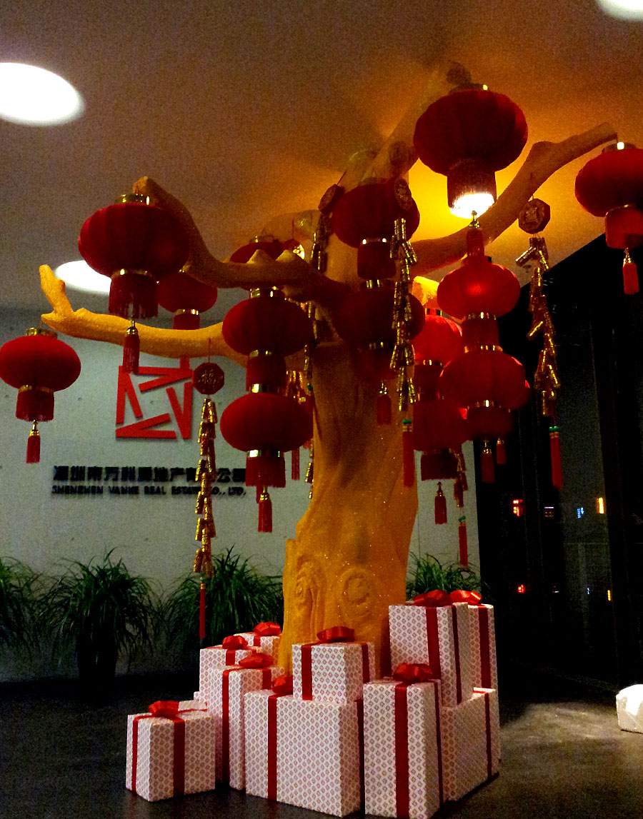 萬科新年氣氛營(yíng)造方案-地產(chǎn)總部大堂燈籠樹堆放禮物和掛滿燈籠、鞭炮的完整效果