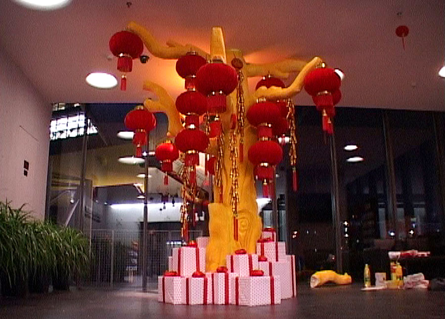 萬科新年氣氛營(yíng)造方案-地產(chǎn)總部大堂燈籠樹堆放禮物和掛滿燈籠、鞭炮的完整效果